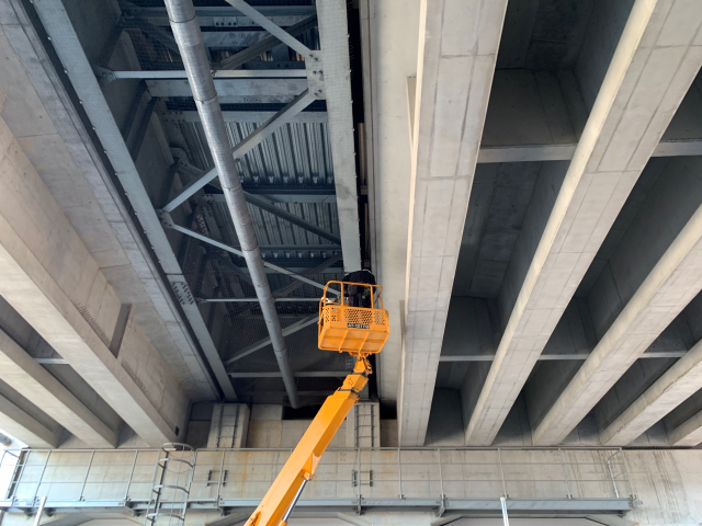 神奈川県で高架下ネット施工　鳩対策